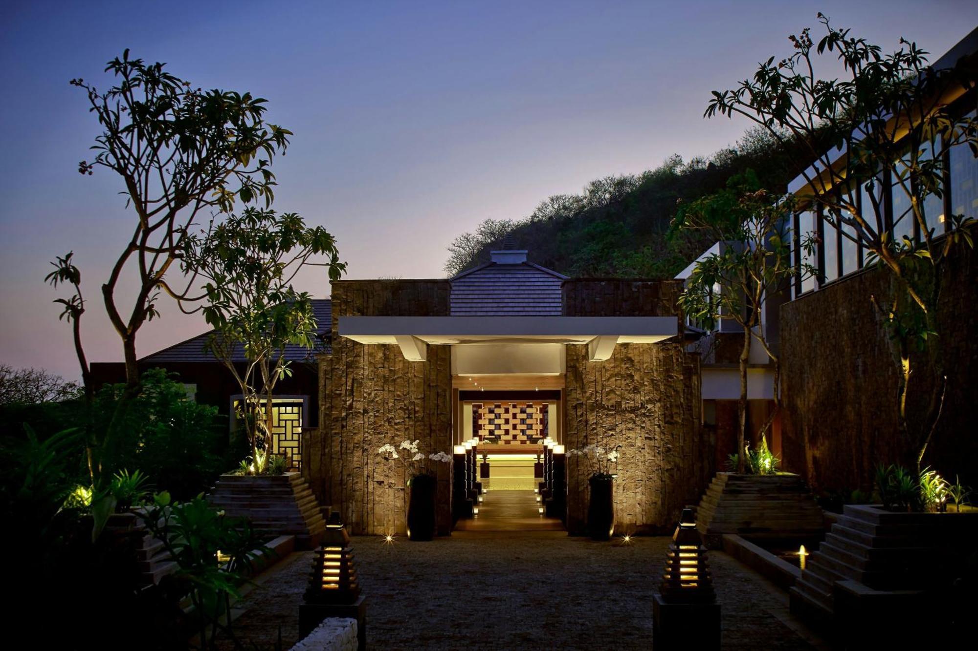 The Ritz-Carlton Bali Hotell Nusa Dua  Exteriör bild Entrance to the hotel